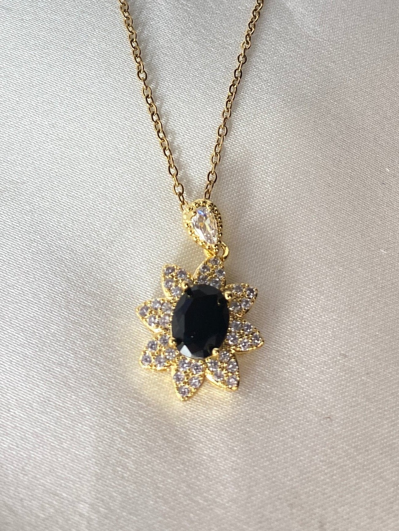 Siyah Taş Detaylı Çelik Kolye