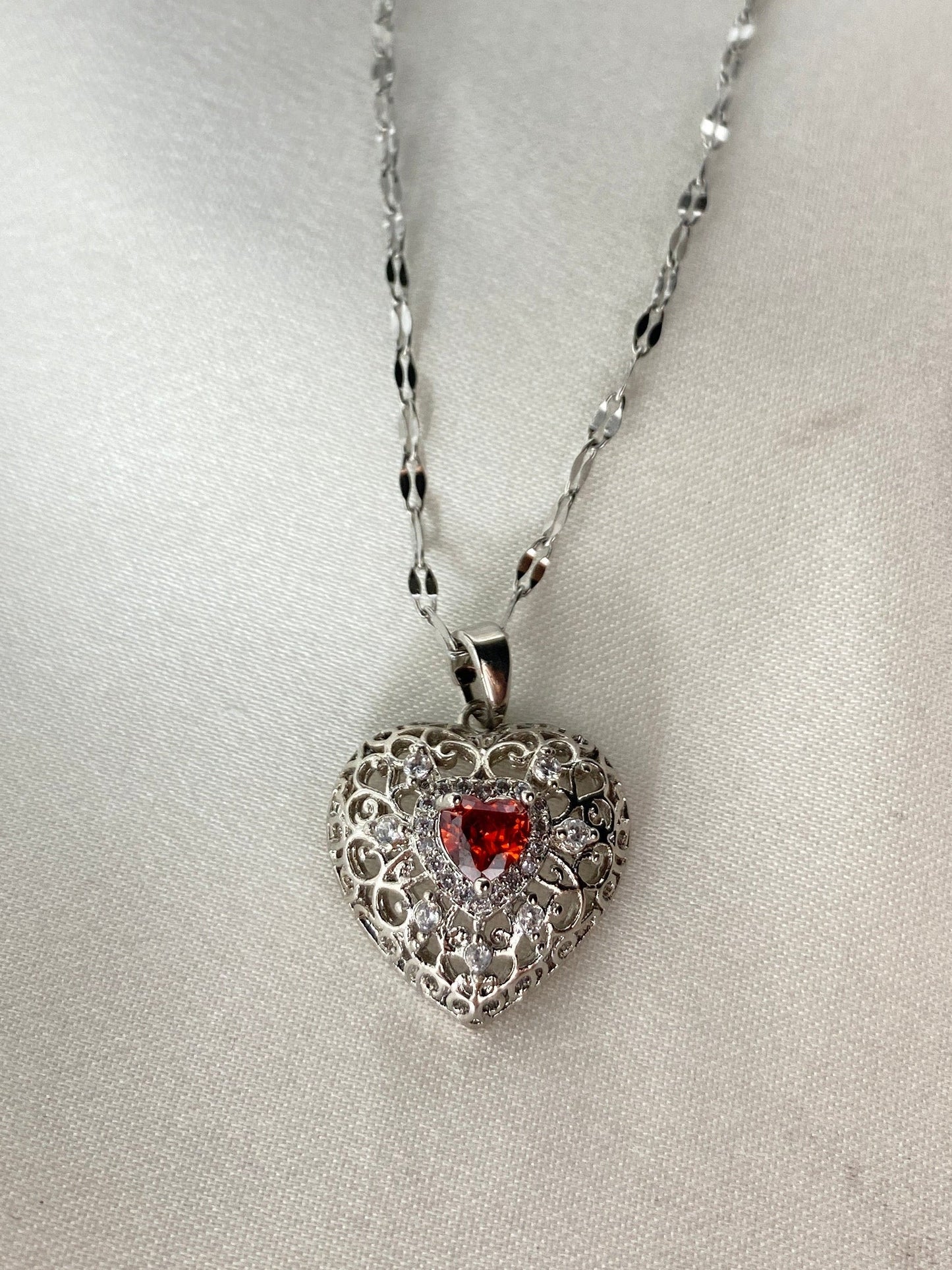 Kırmızı Kalp Detaylı Çelik Kolye