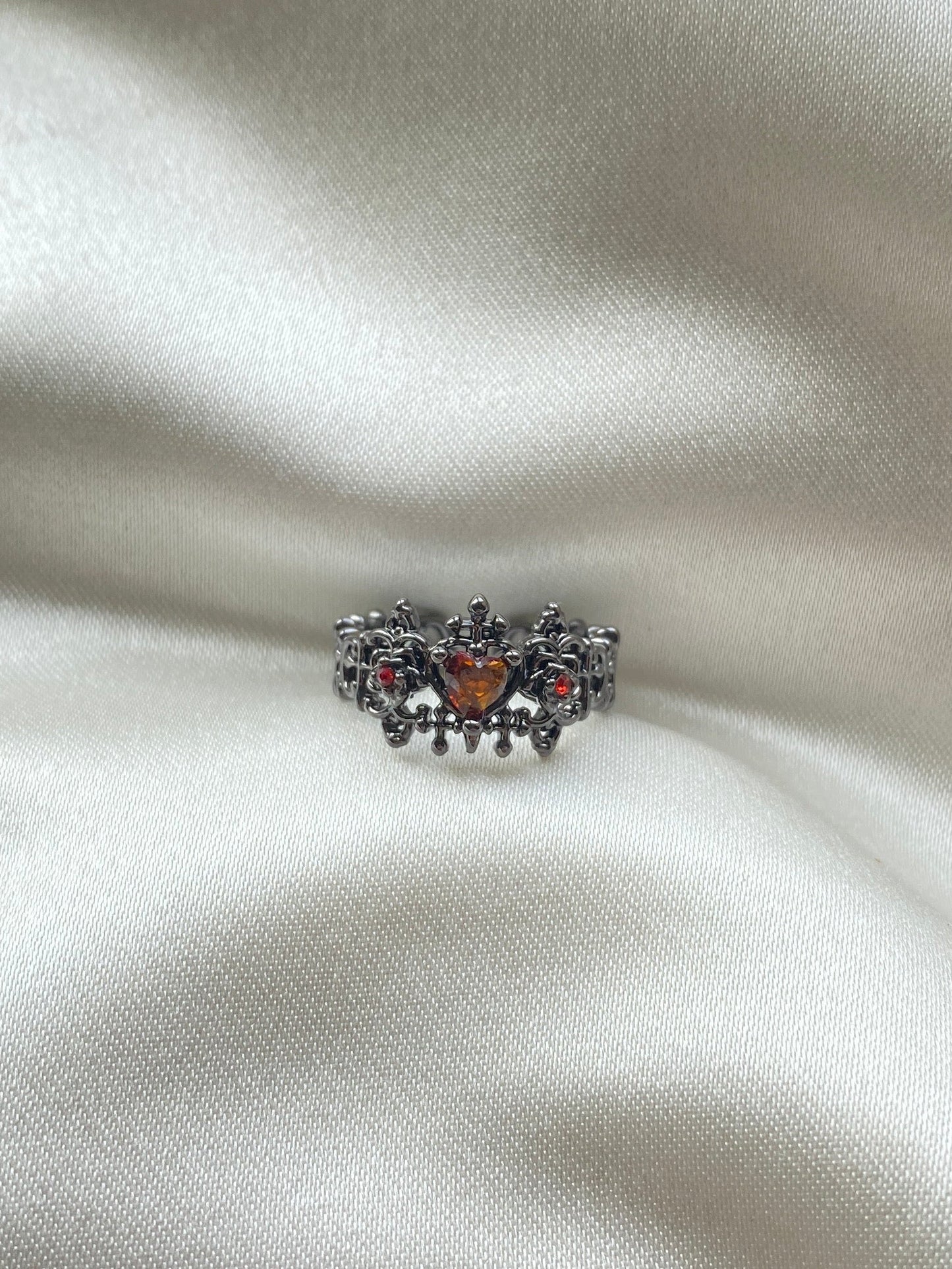 Kırmızı Kalp Detaylı Çelik Yüzük