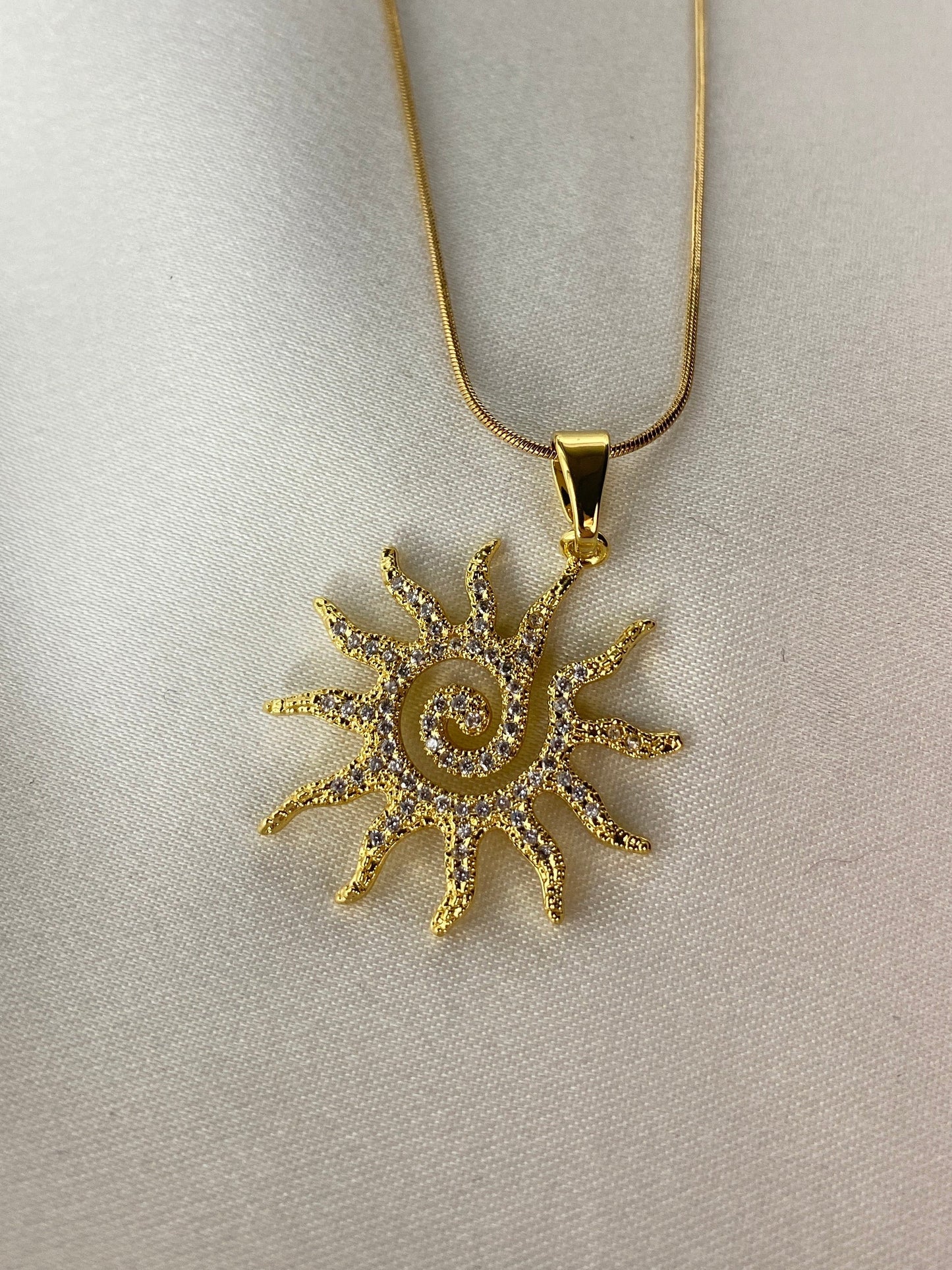 Parıltılı Güneş Çelik Kolye