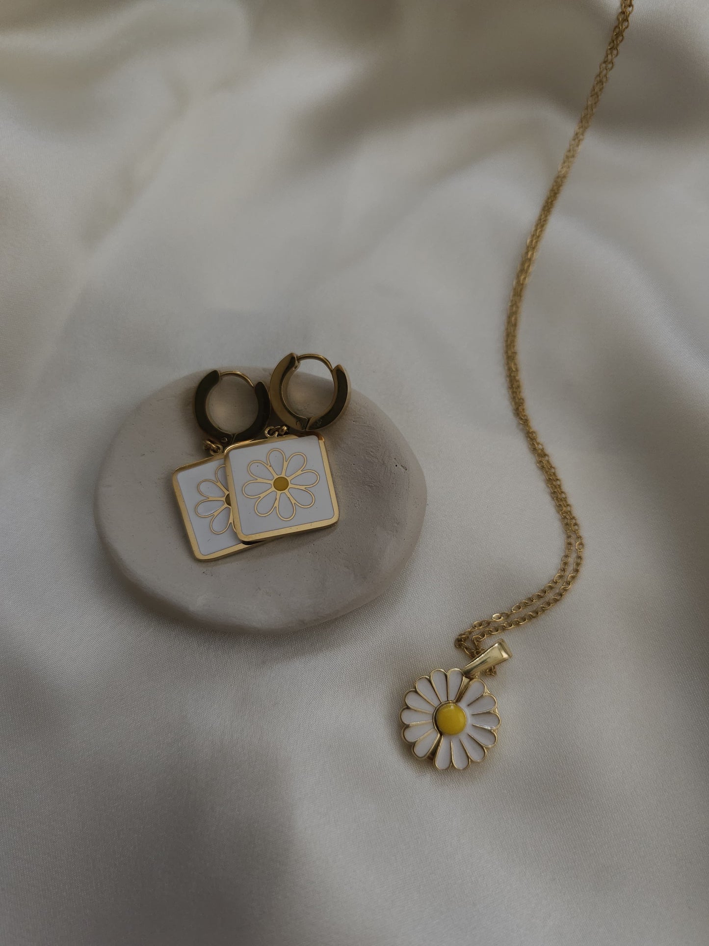 Lune Daisy Gold Steel Necklace