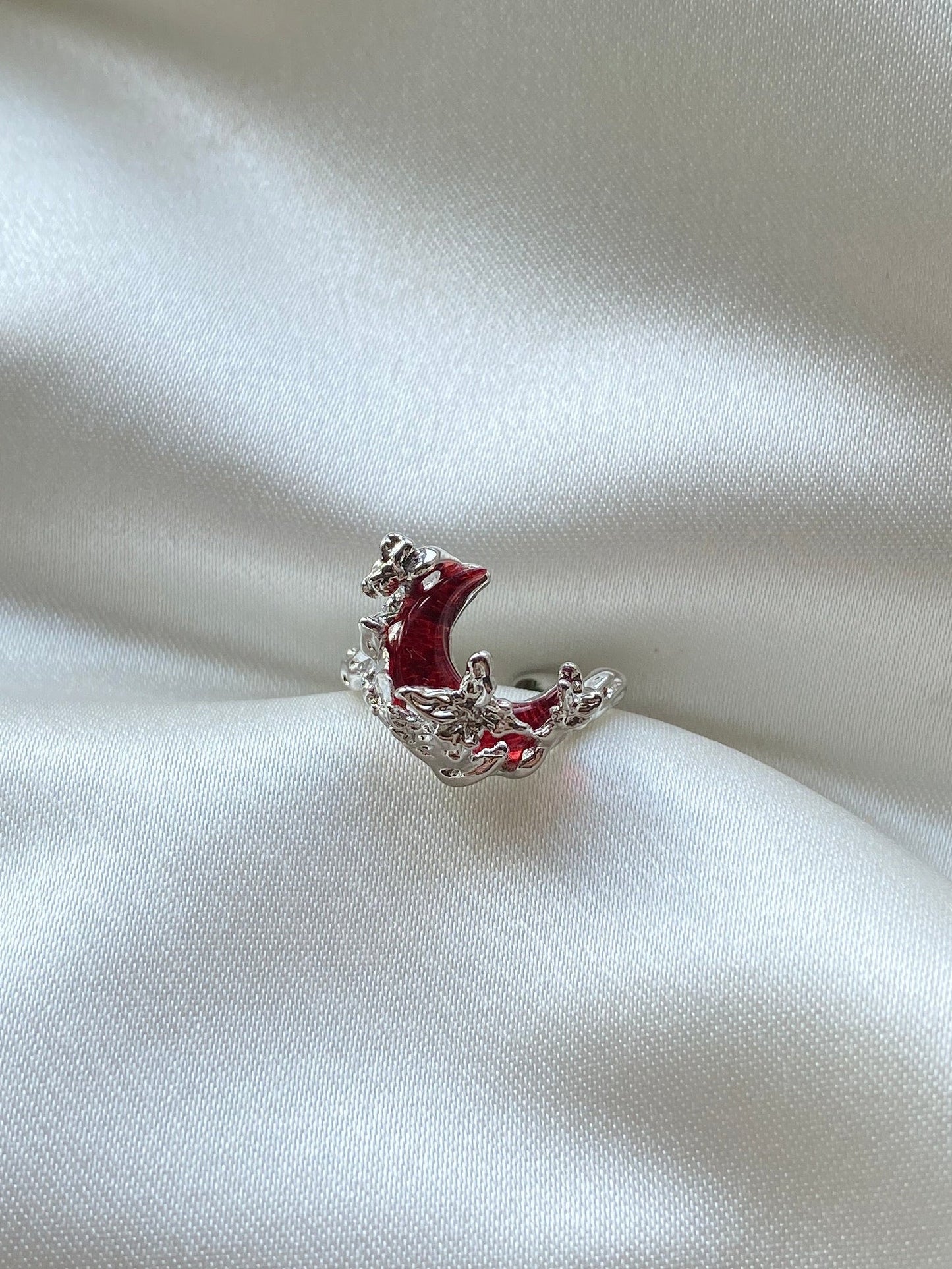 Sarmaşık Detaylı Kırmızı Ay Çelik Yüzük