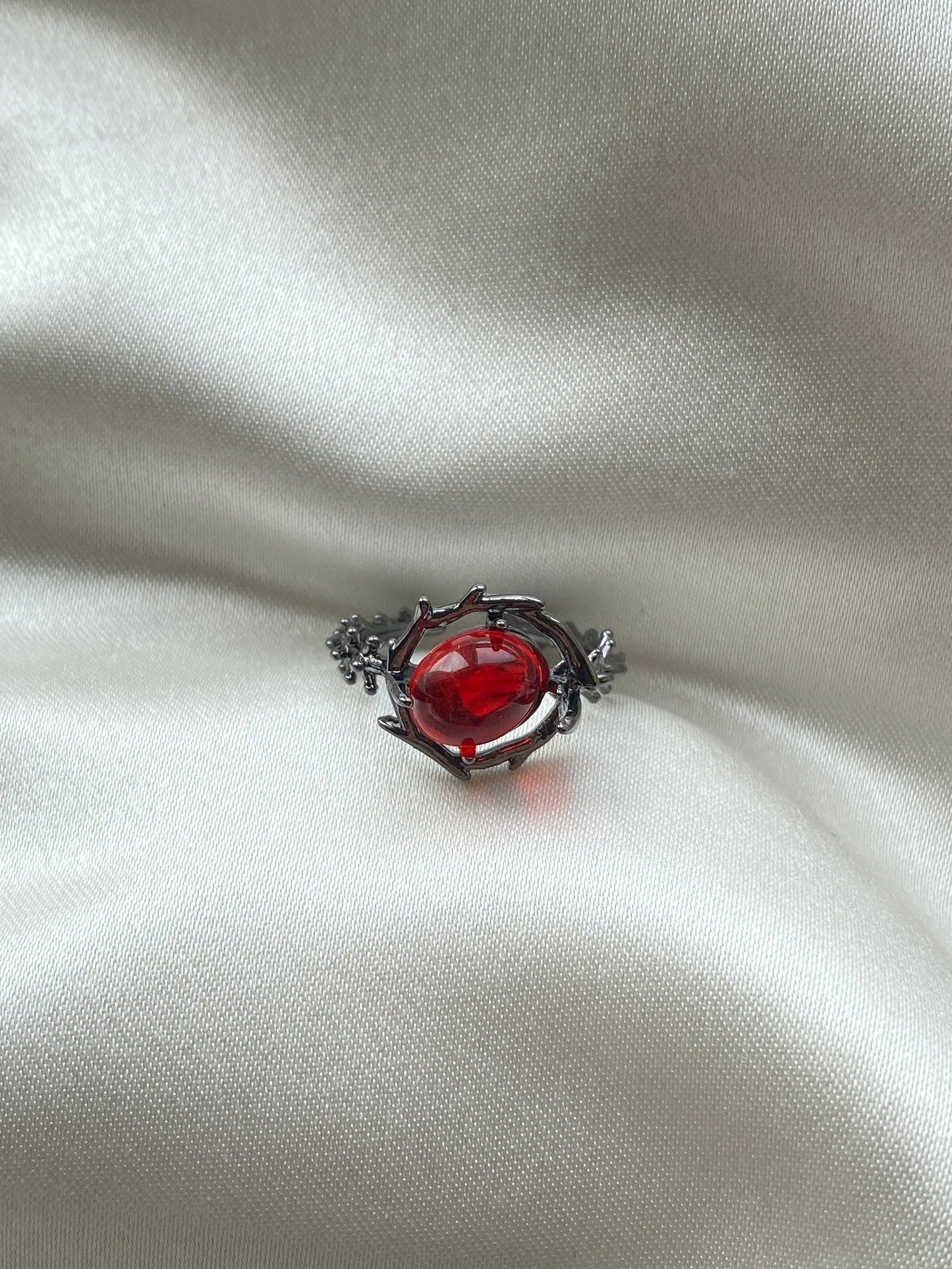 Sarmal Çevreli Kırmızı Taş Çelik Yüzük