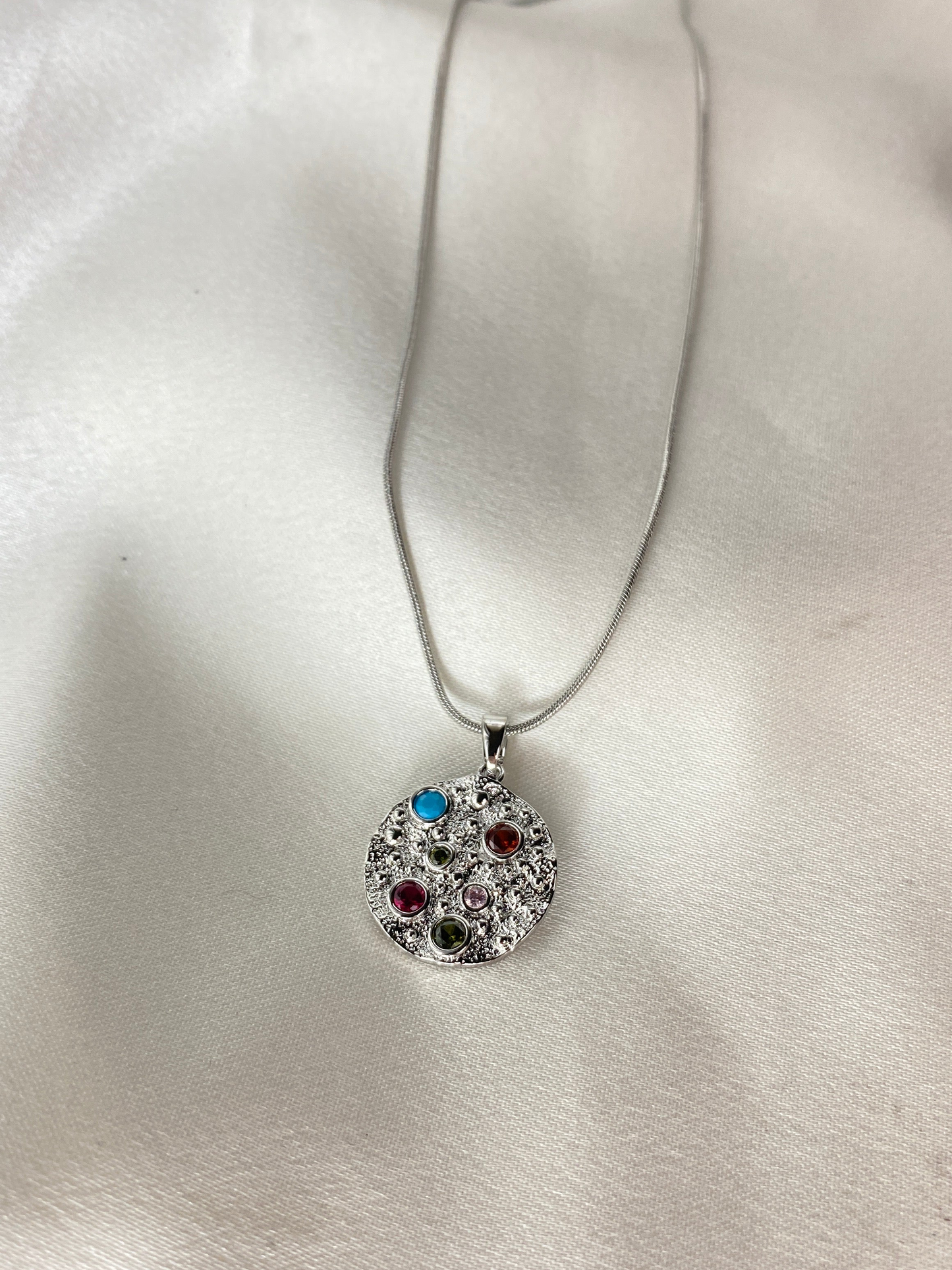 Renkli Taşlı Çelik Ay Kolye