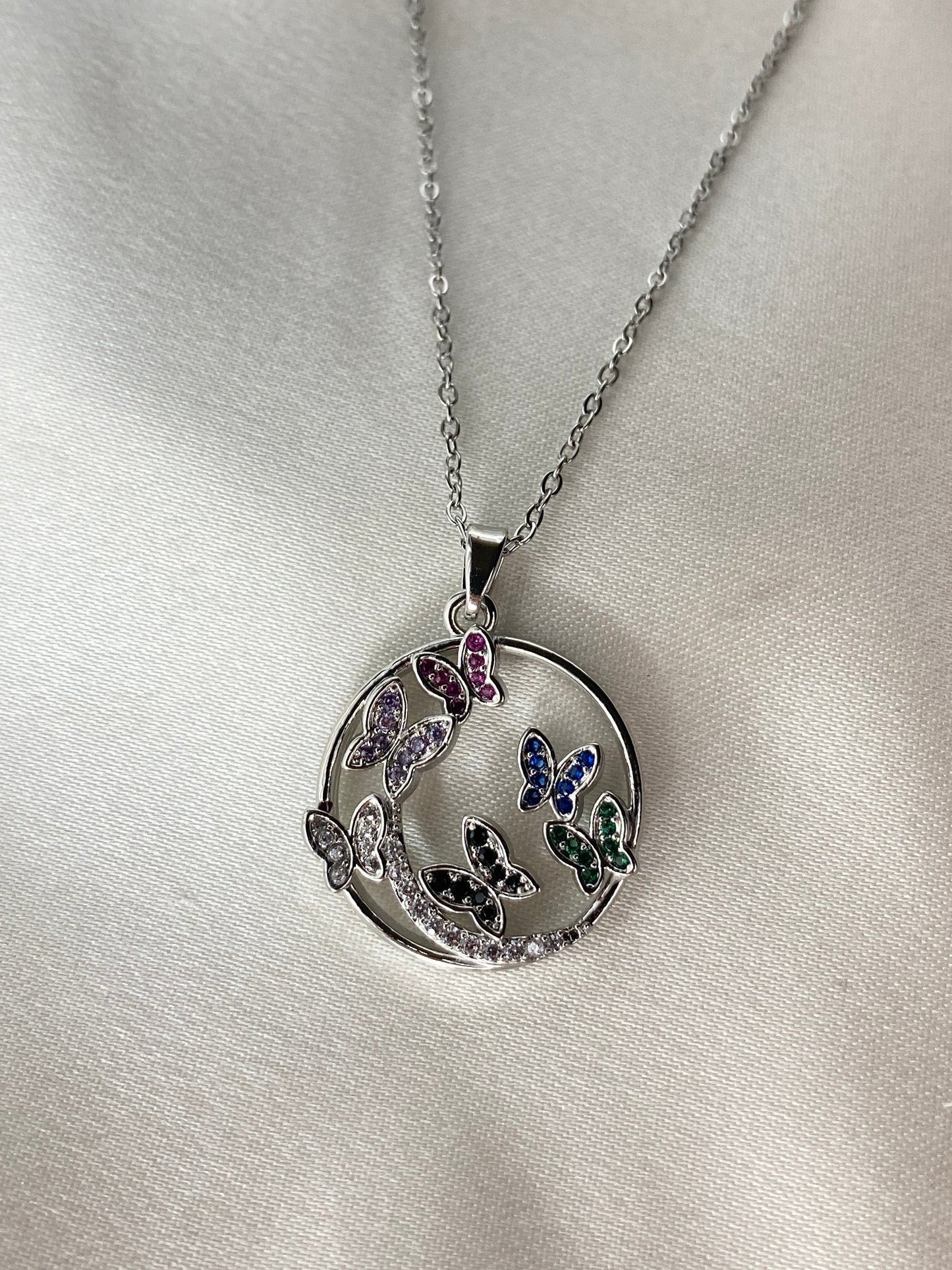 Kelebek Detaylı Çelik Kolye