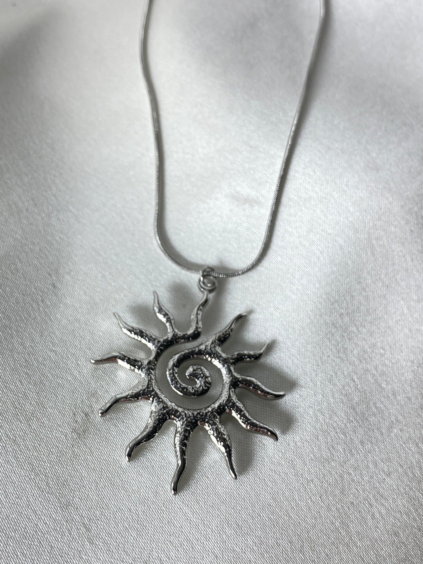 Sarmal Güneş Çelik Kolye