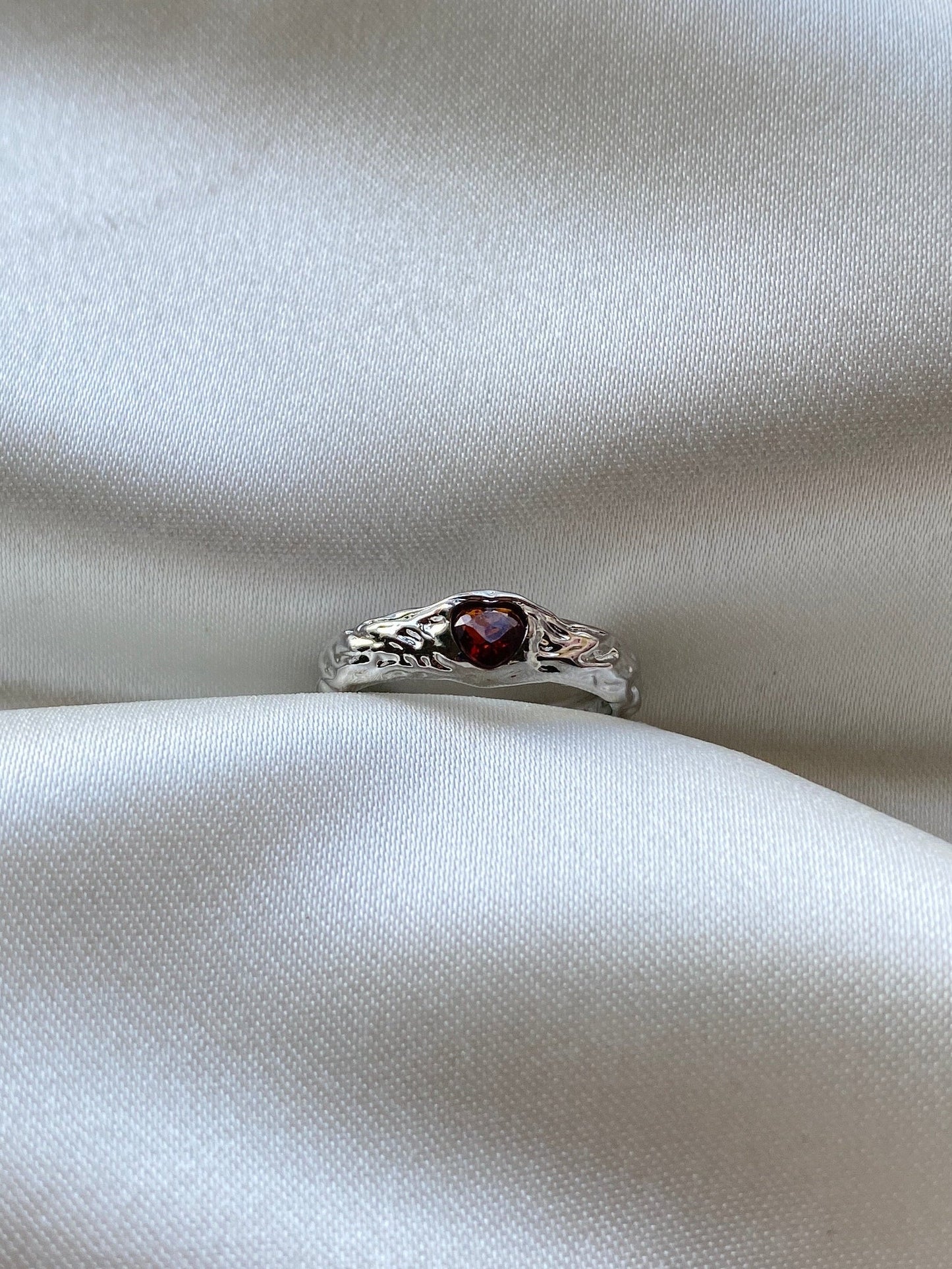 Kalp Detaylı Çelik Yüzük