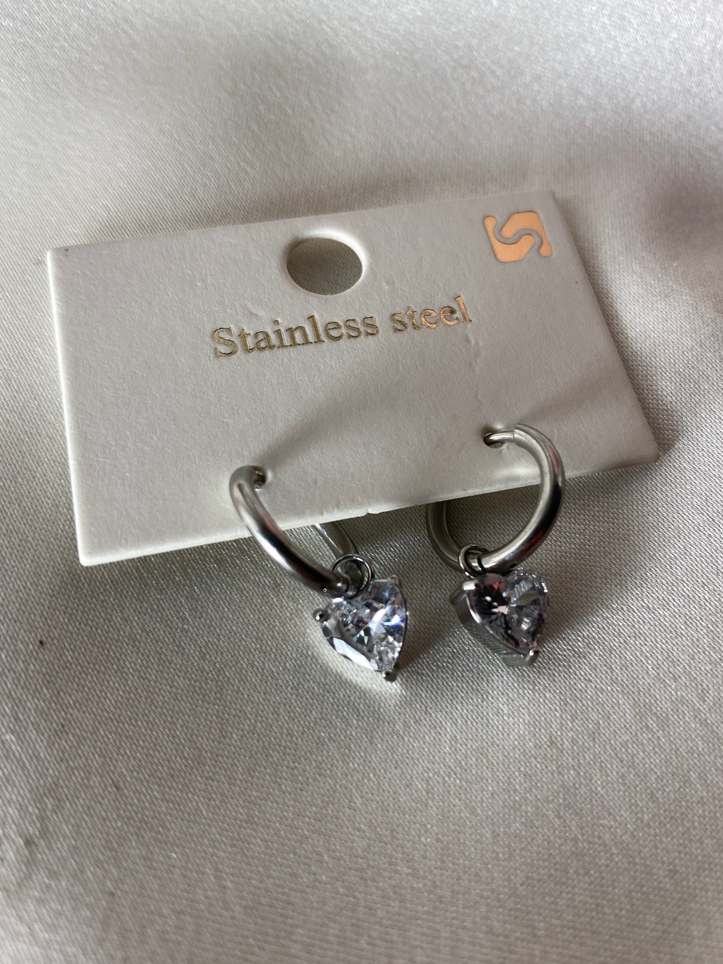 Kalp Taşlı Çelik Küpe