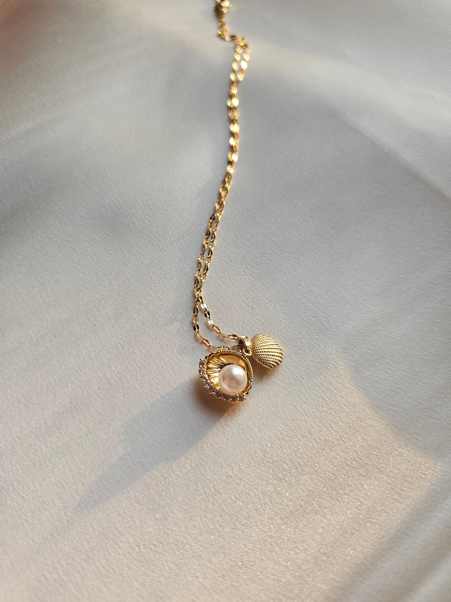 Pearl Necklace with Cover, Gold Steel