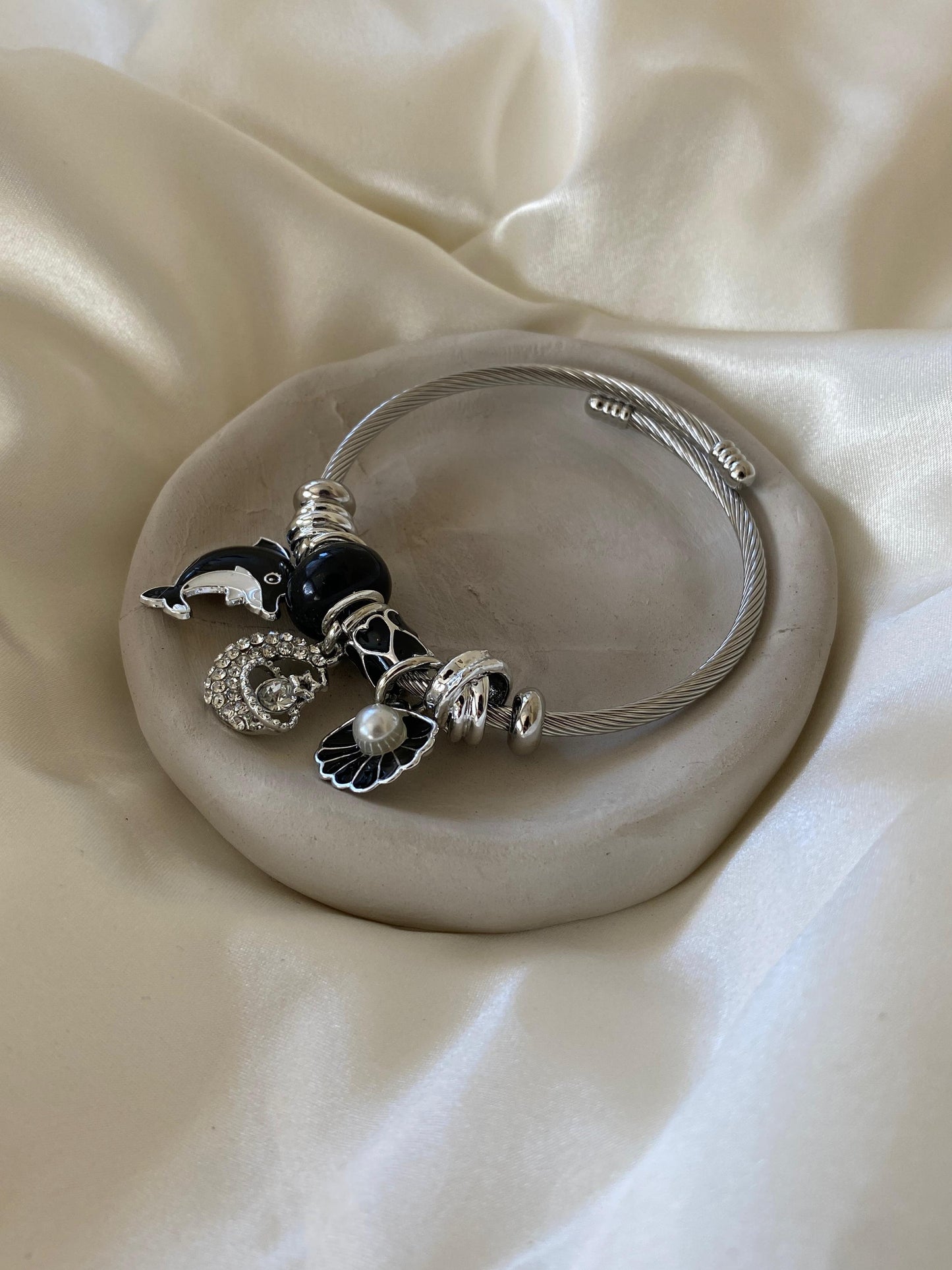 Charm | Steel Black Pearl Dolphin Bracelet