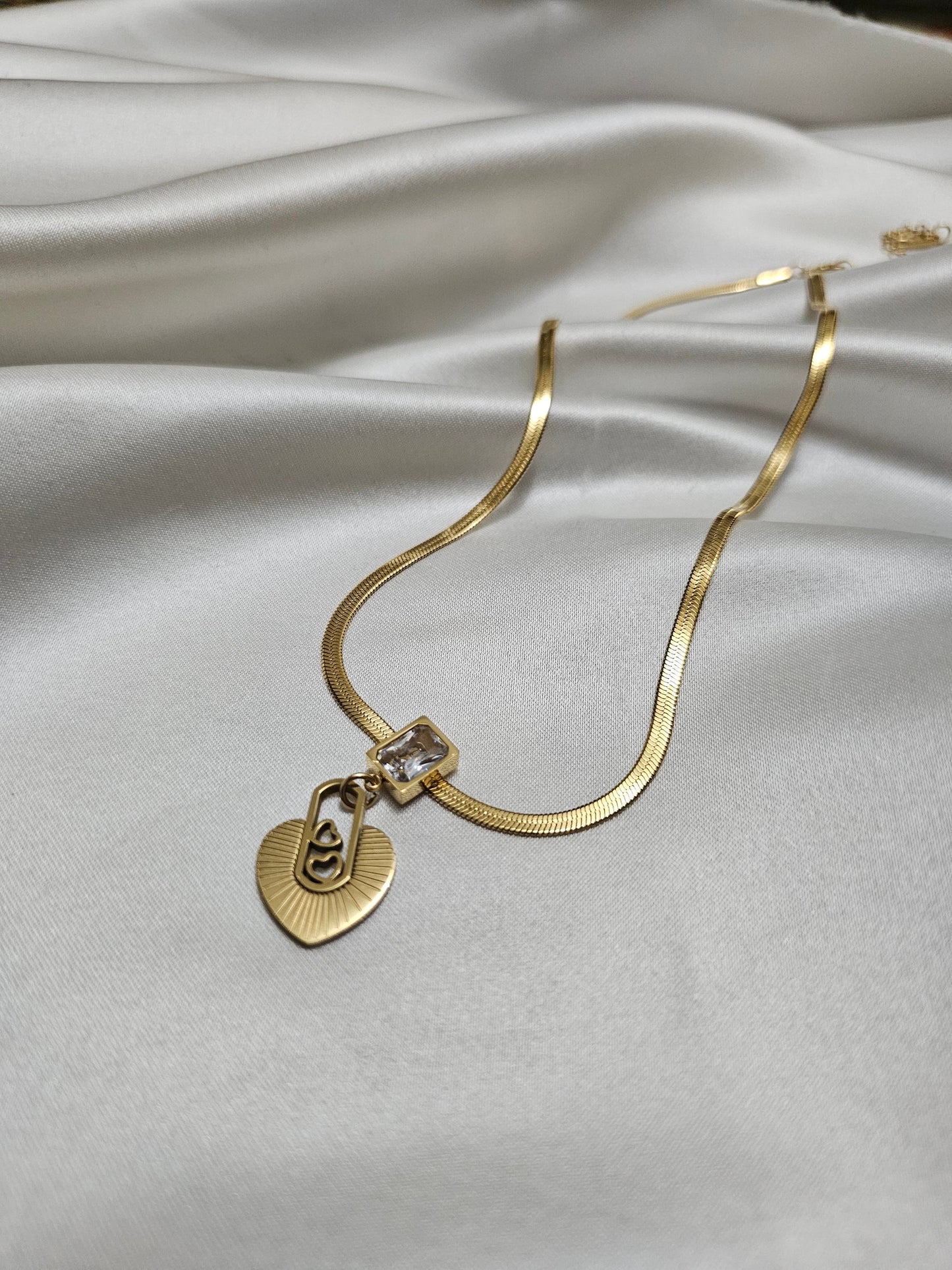 Kalp ve Taşlı Çelik Gold Kolye