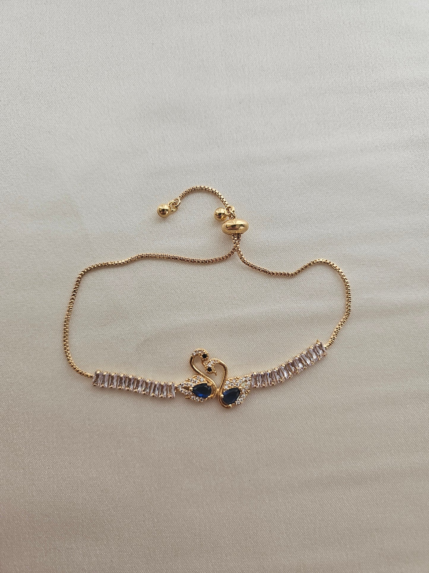 Kuğulu Mavi Taşlı Gold Bileklik