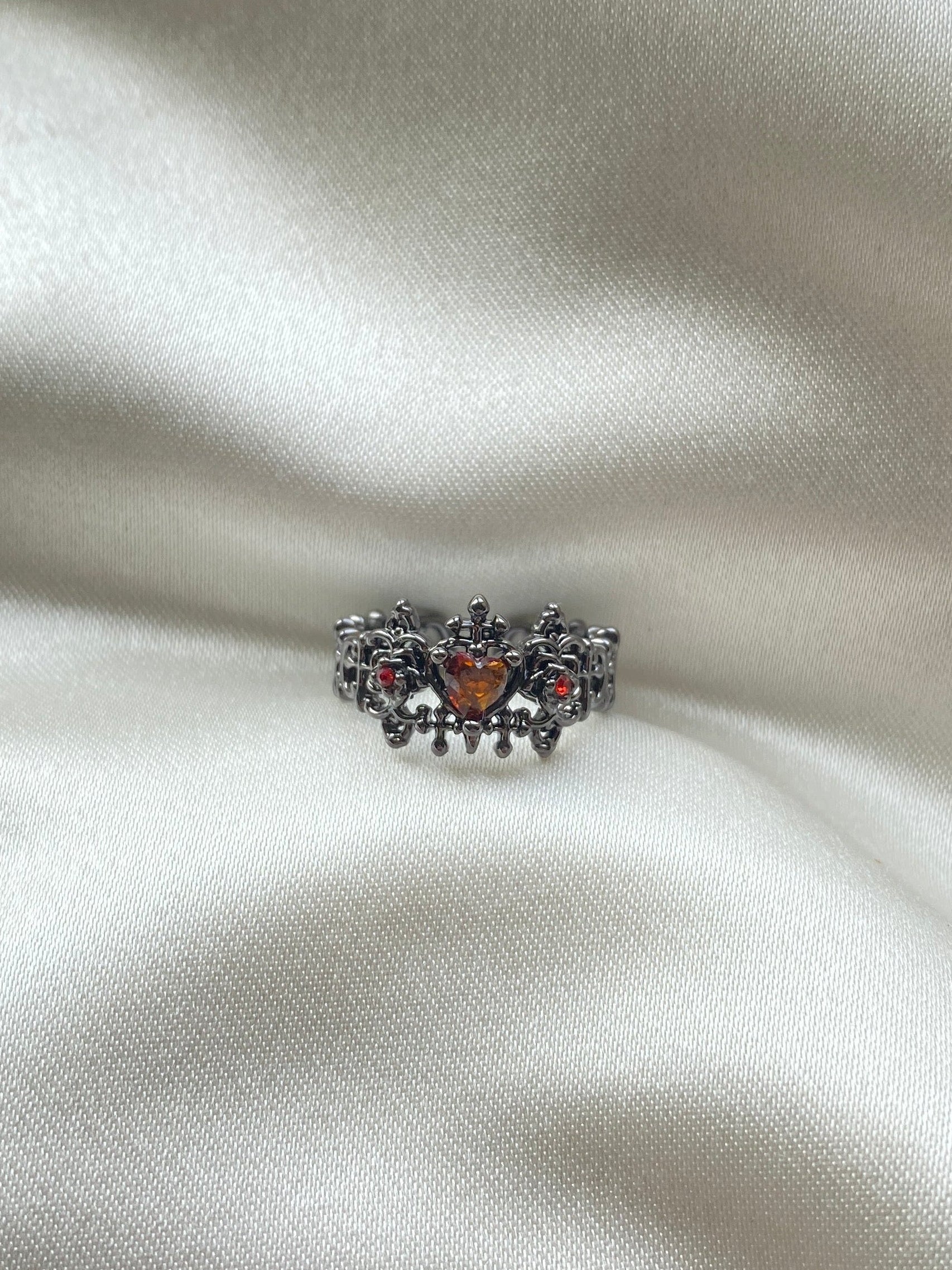 Kırmızı Kalp Detaylı Çelik Yüzük