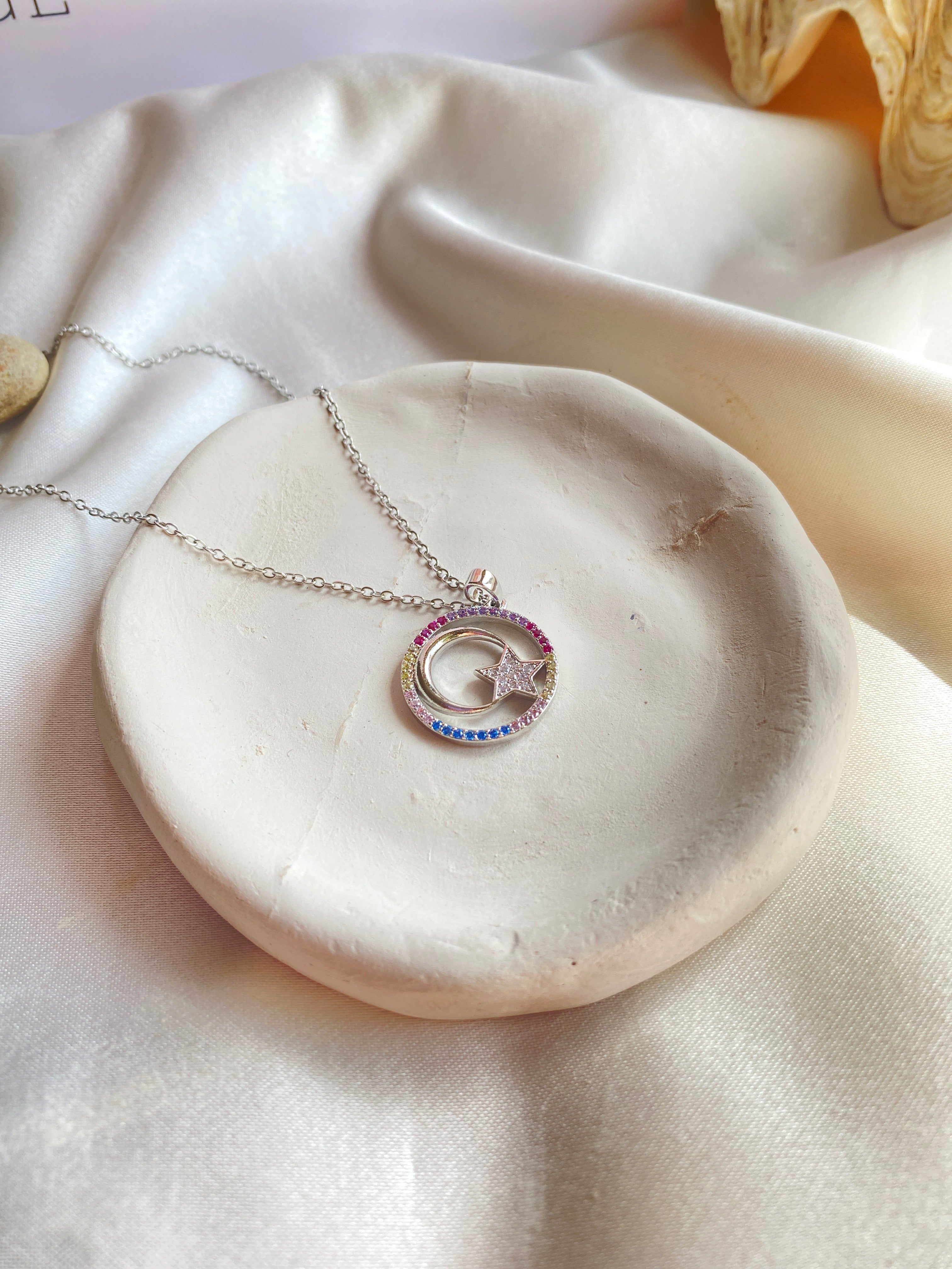 Ay Yıldız Renkli Taşlı Çember Çelik Kolye