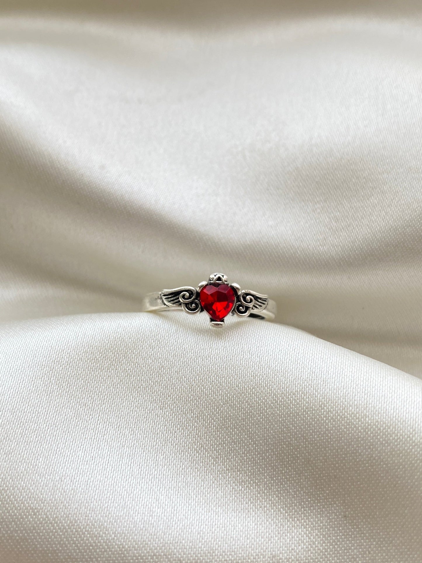 Kırmızı Kalp Detaylı Kanat Çelik Yüzük