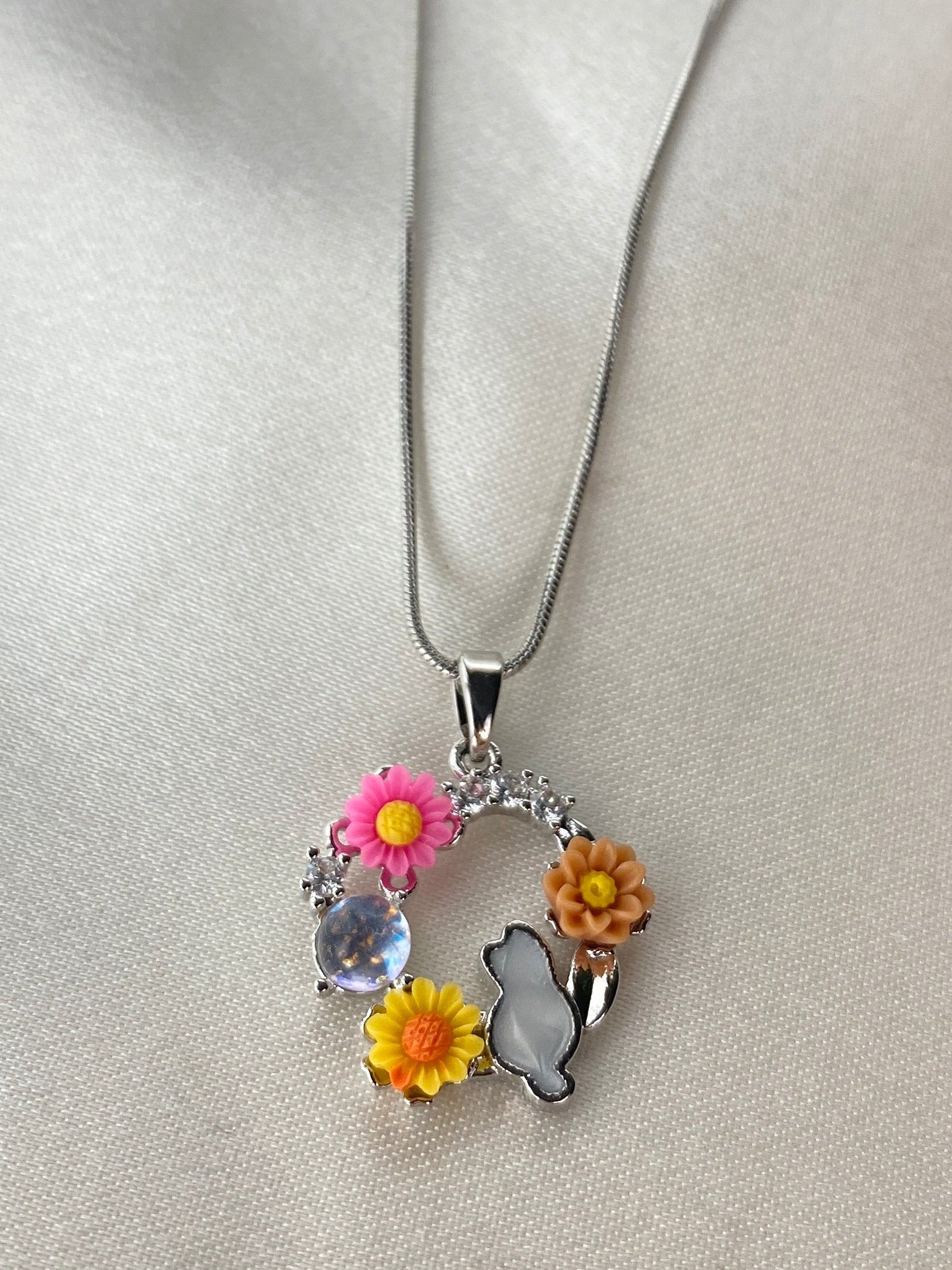 Çiçekli Çelik Kolye