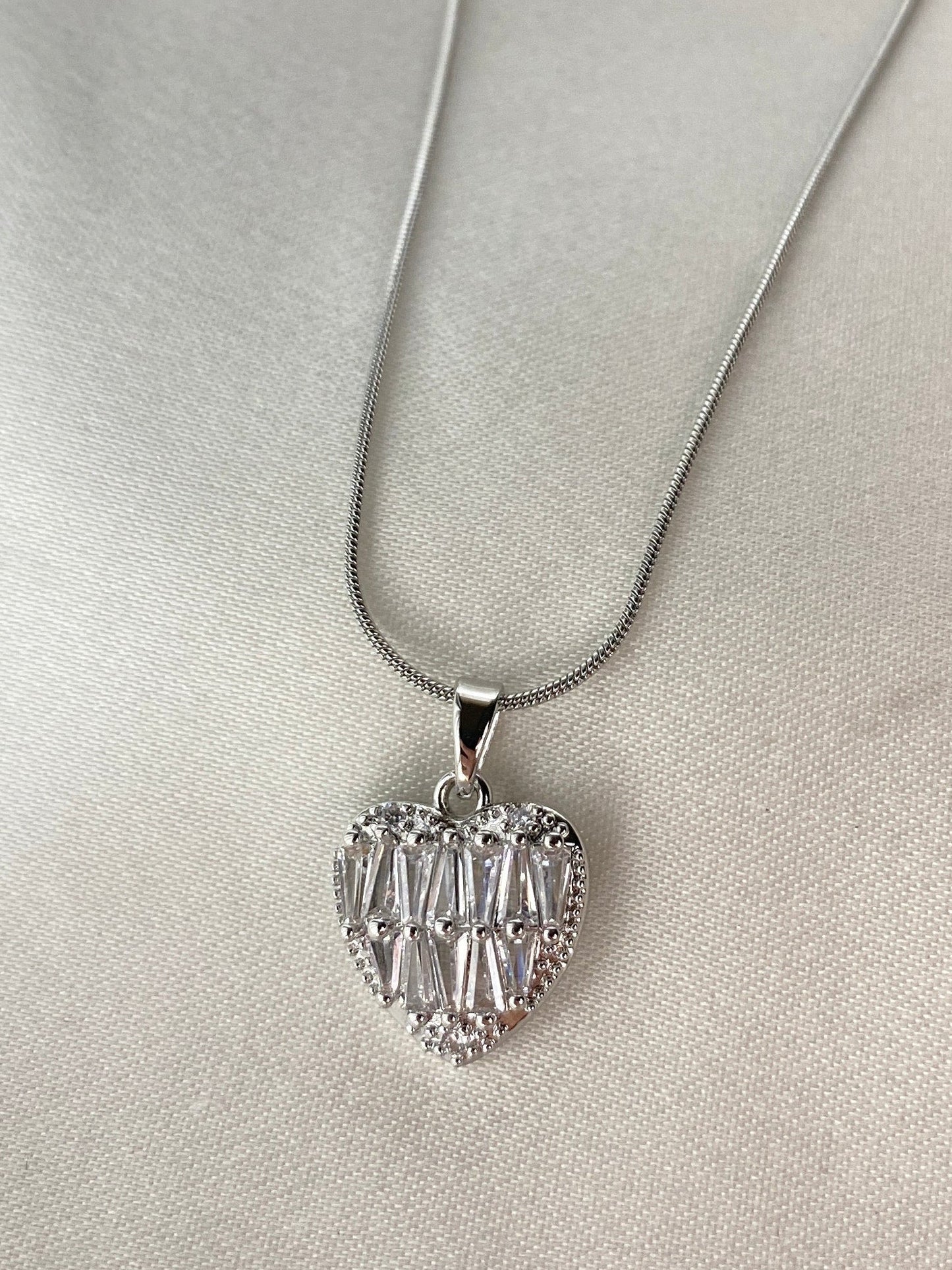 Taşlı Kalp Çelik Kolye