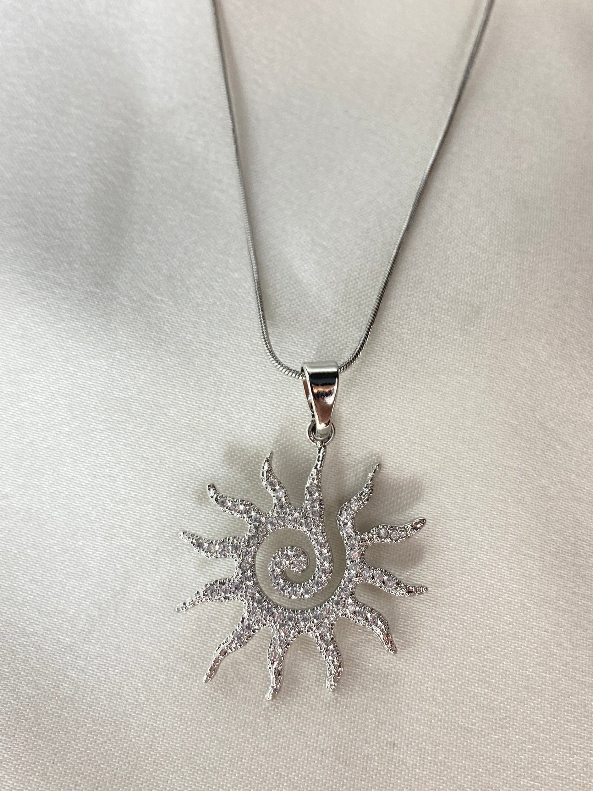Parıltılı Güneş Çelik Silver Kolye