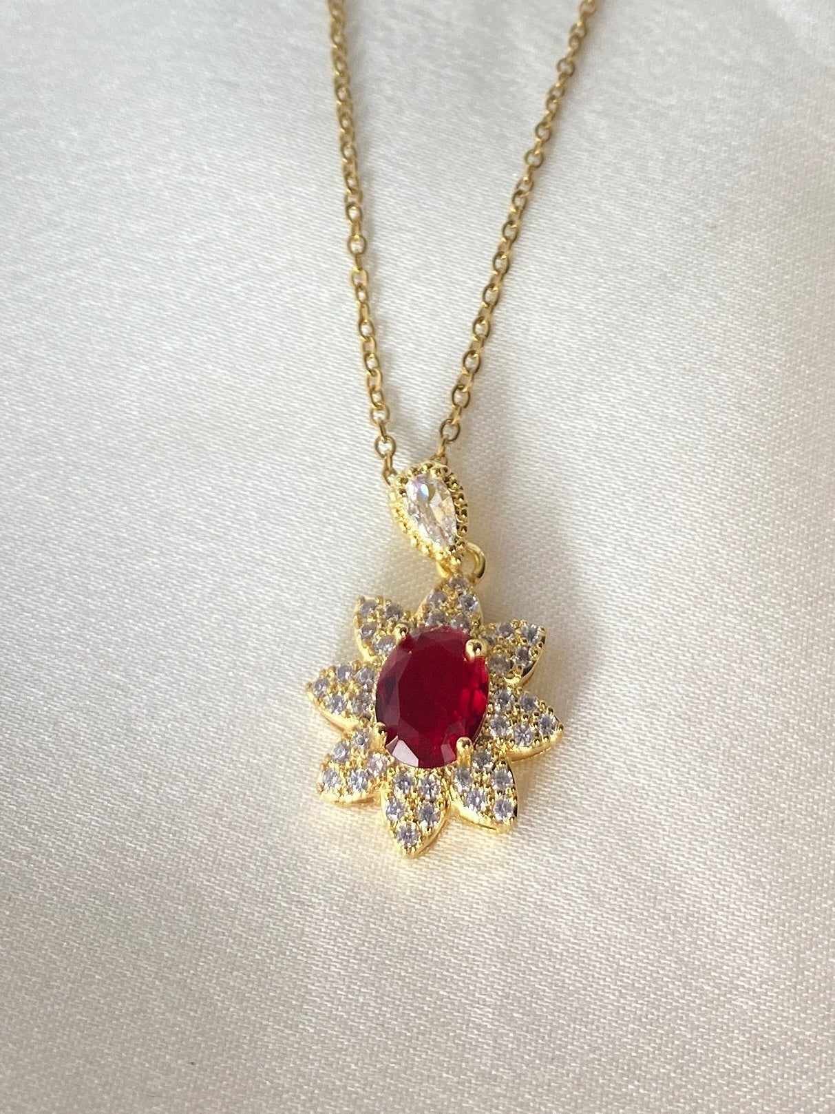 Kırmızı Taşlı Çelik Kolye