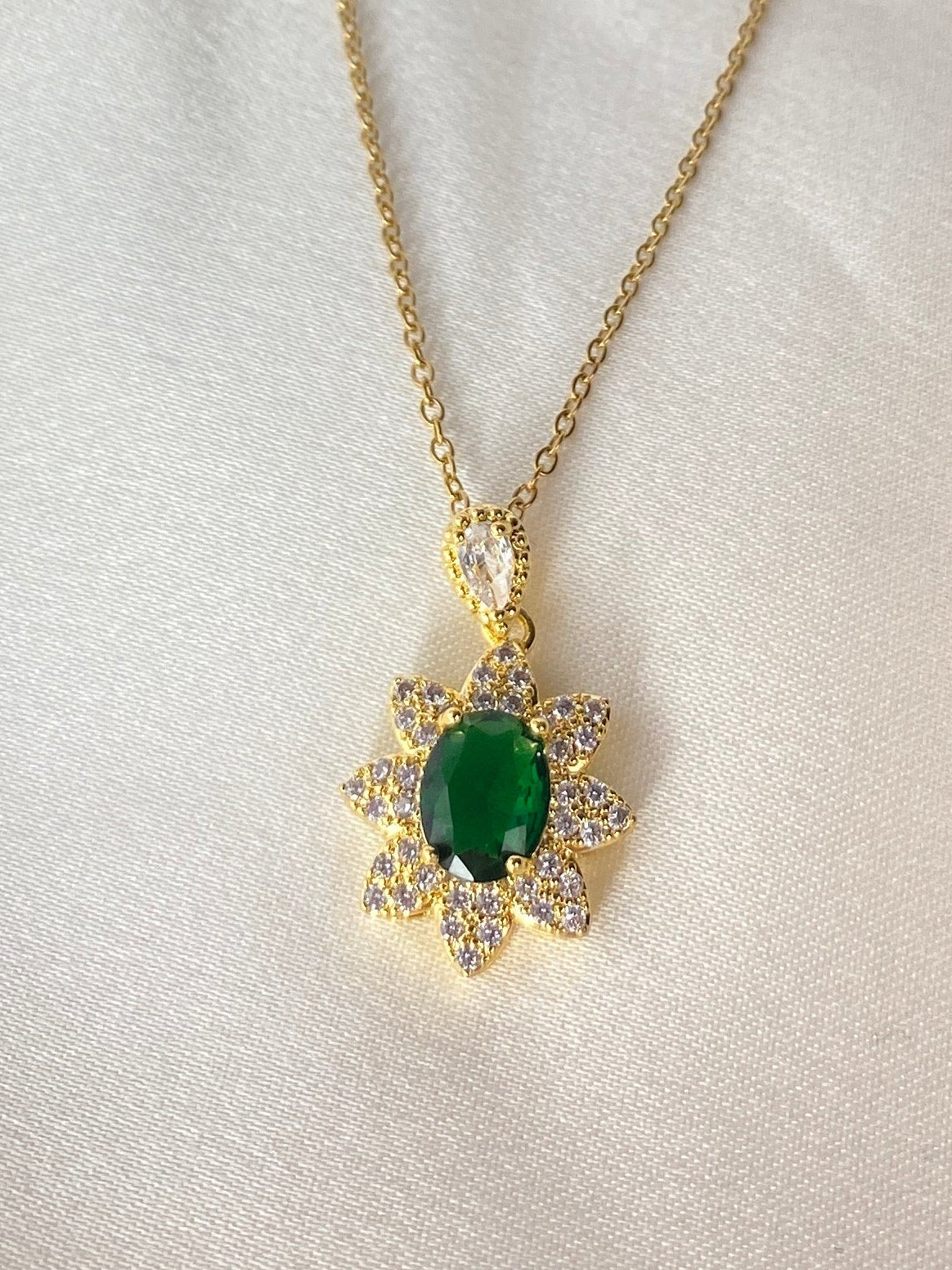 Yeşil Taşlı Çelik Kolye