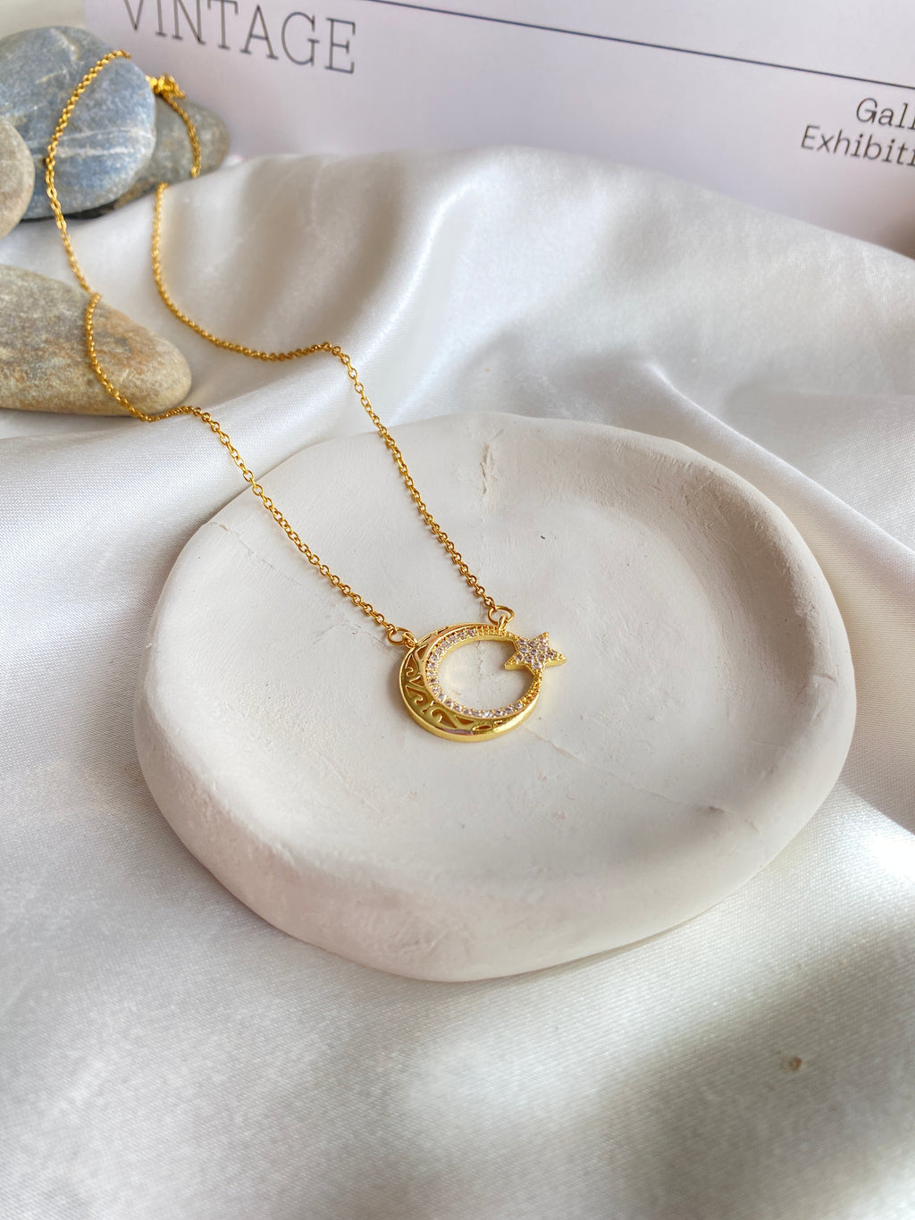 Yıldız Taşlı İşlemeli Bayrak Gold Çelik Kolye