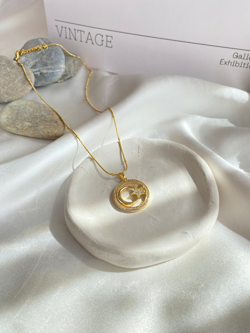 Taşlı Bayrak Gold Çerçeve İle Çelik Kolye