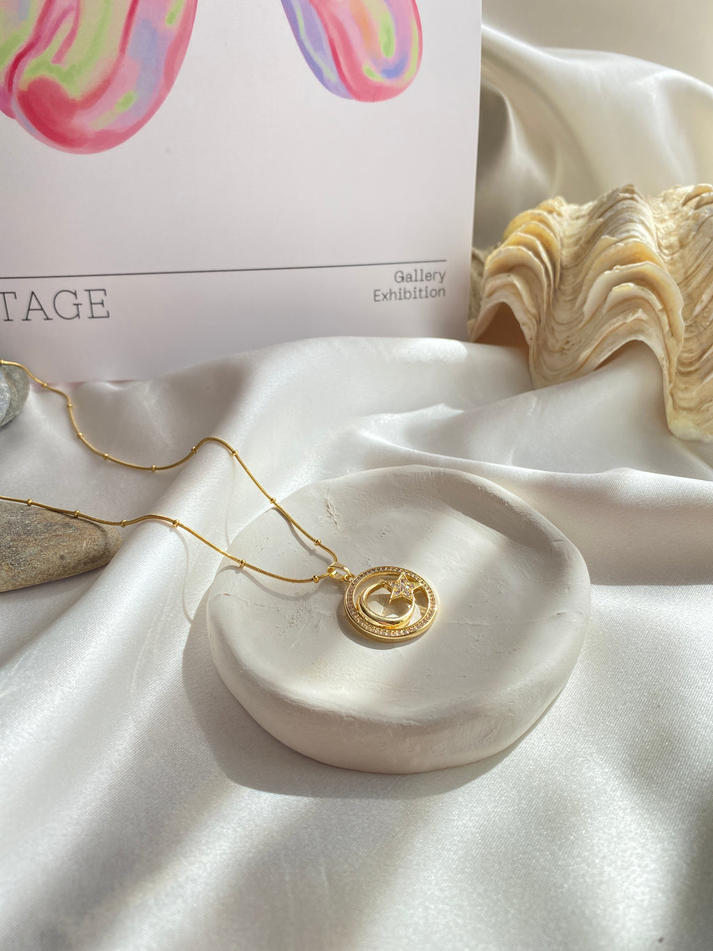 Taşlı Bayrak Gold Çerçeve İle Çelik Kolye