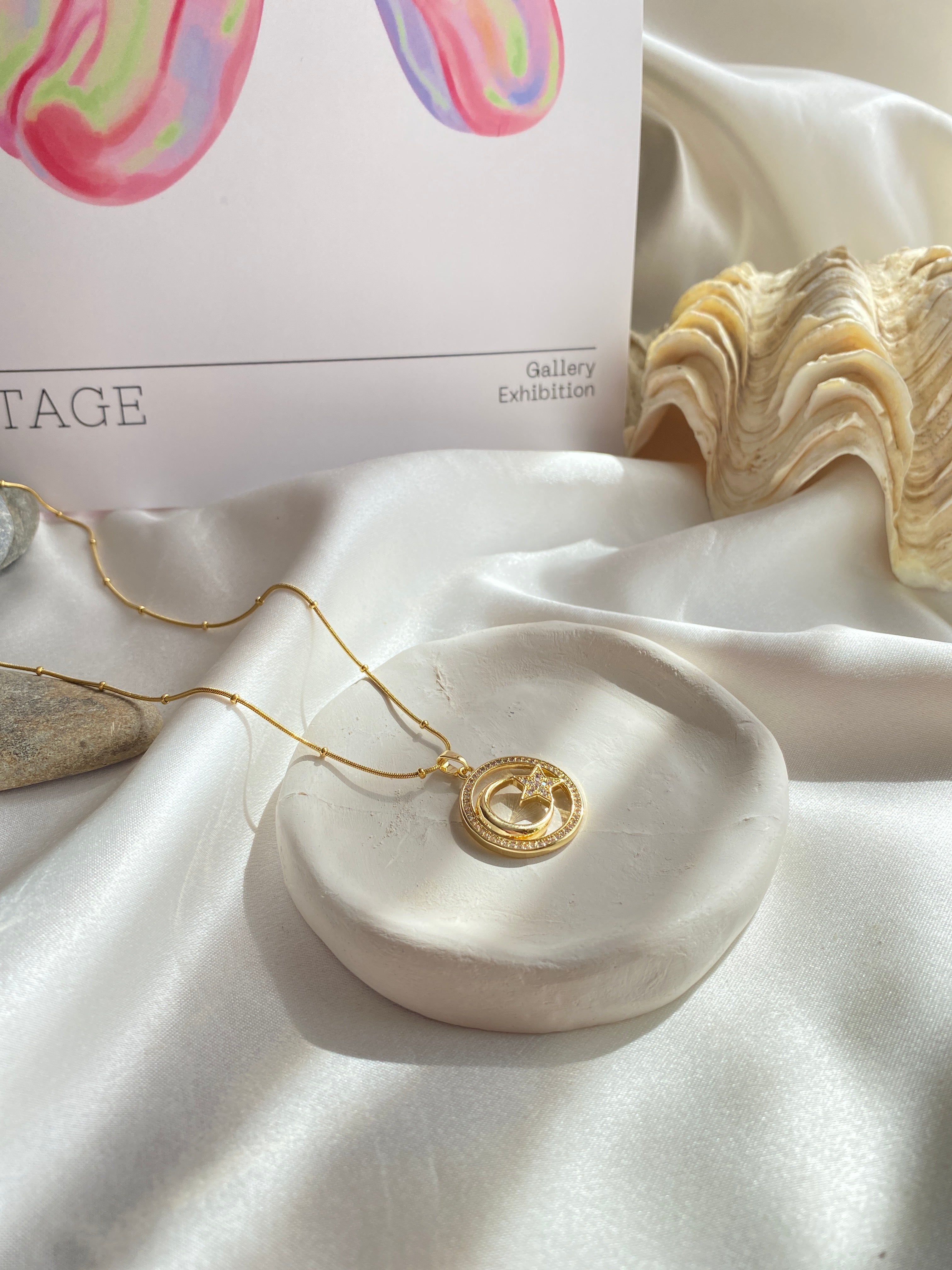 Taşlı Bayrak Gold Çerçeve İle Çelik Kolye