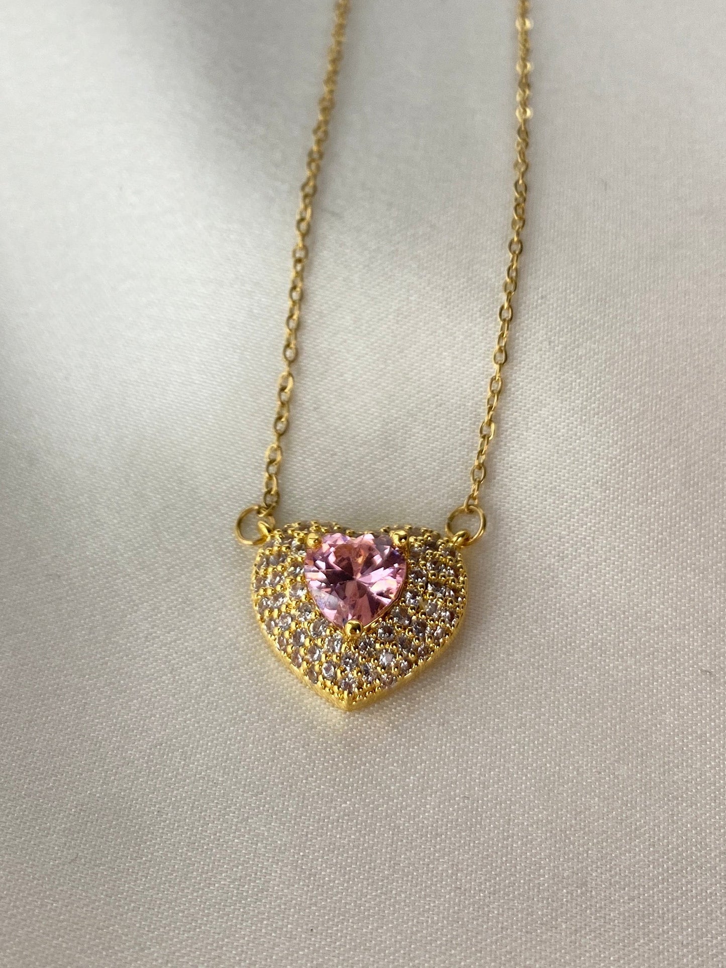 Pembe Detaylı Kalp Kolye