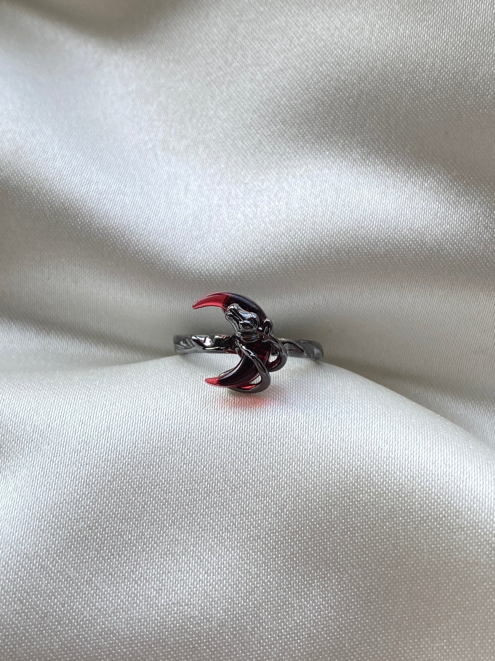 Gül Detaylı Kanlı Ay Çelik Yüzük