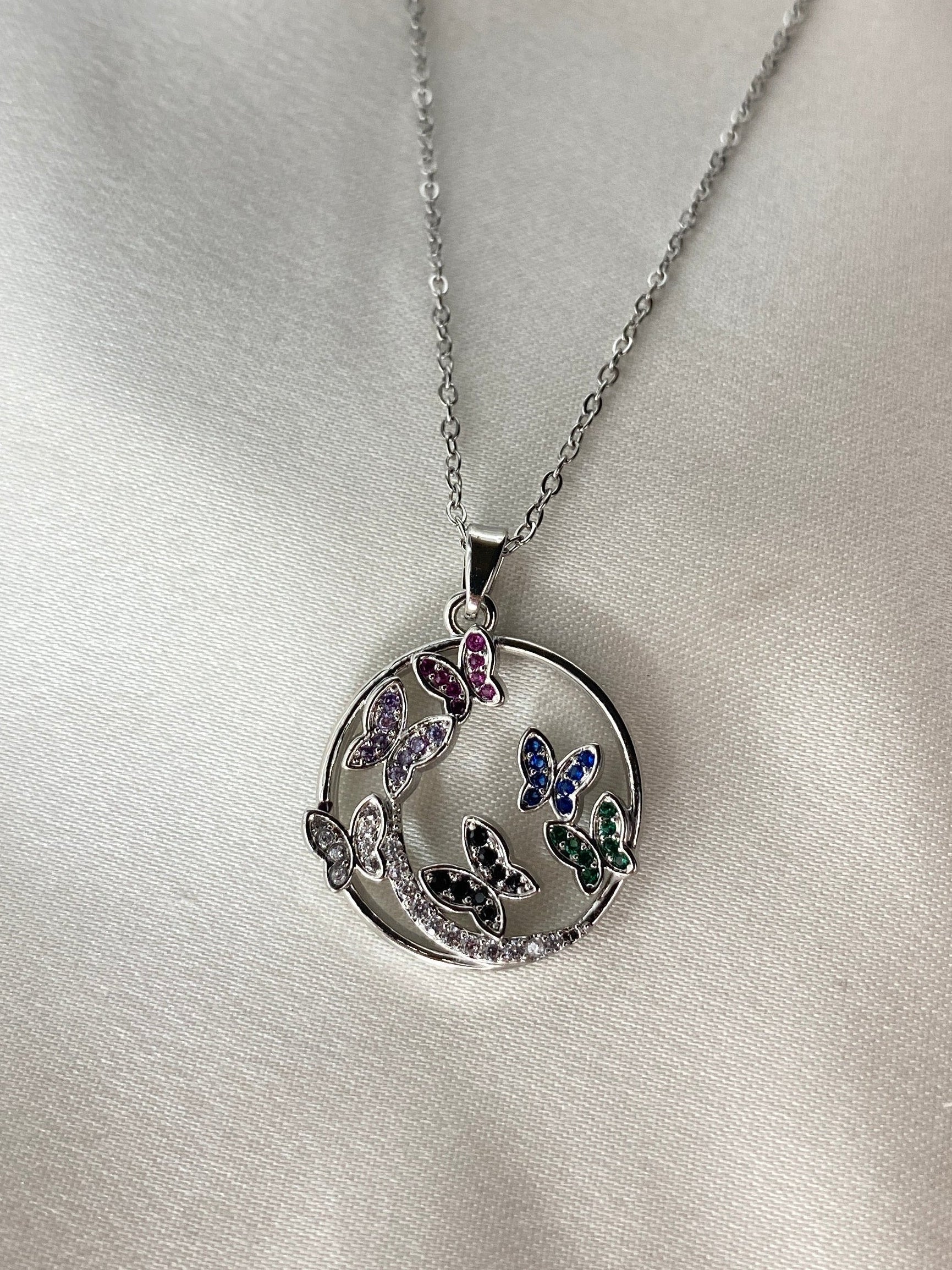 Kelebek Detaylı Çelik Kolye