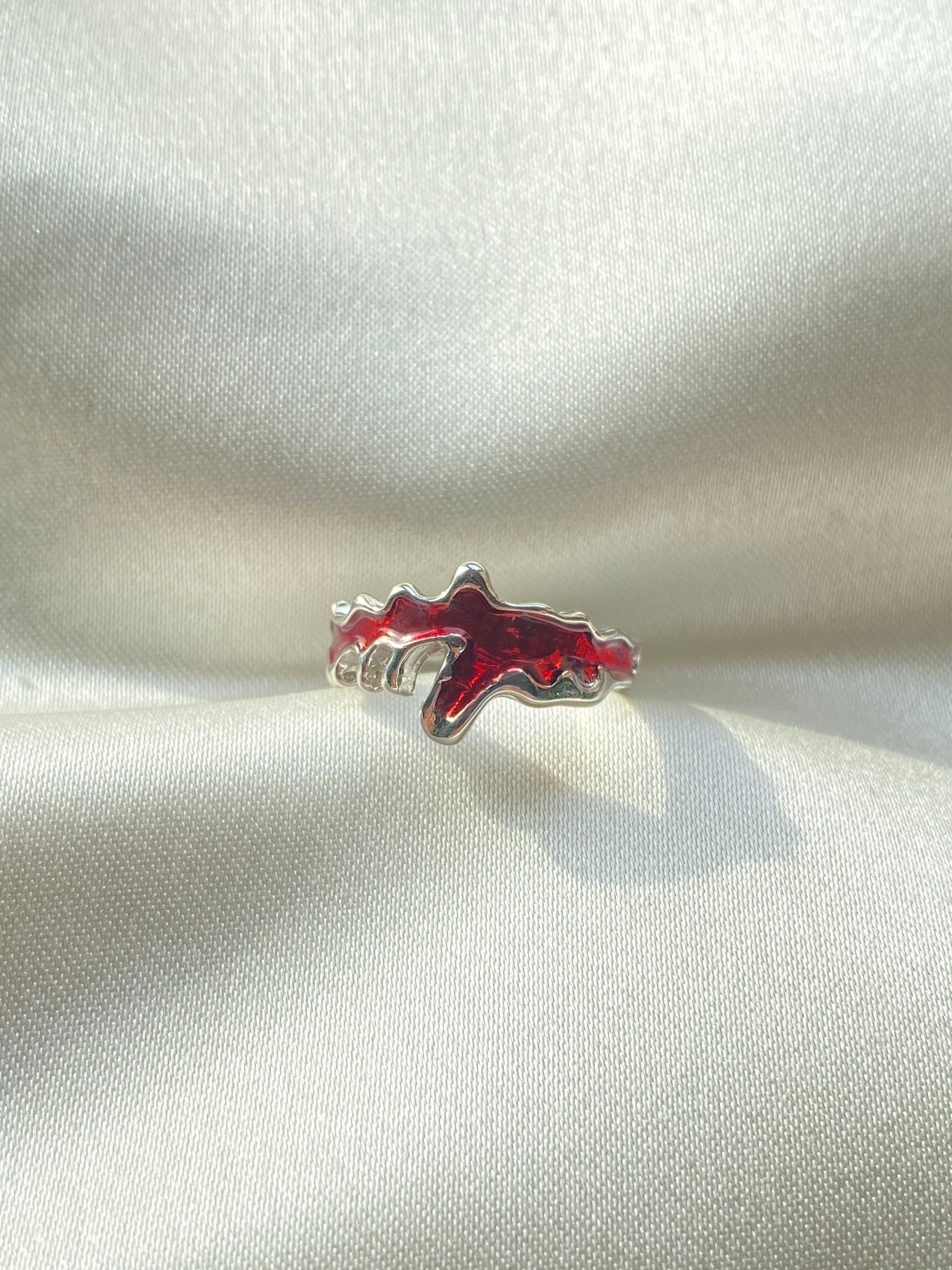 Kırmızı Detaylı Çelik Yüzük