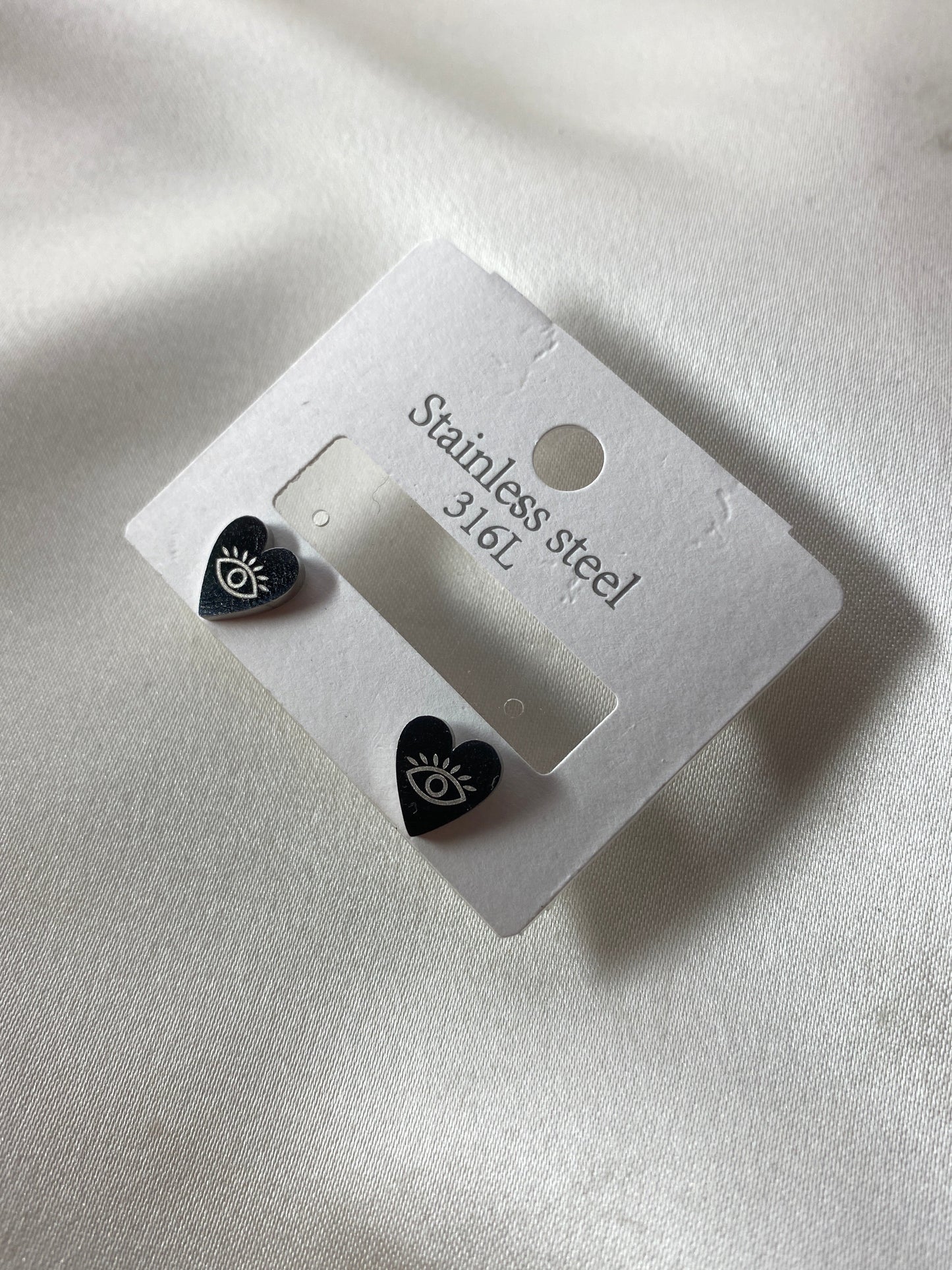 Göz Detaylı Kalp Çelik Silver Küpe