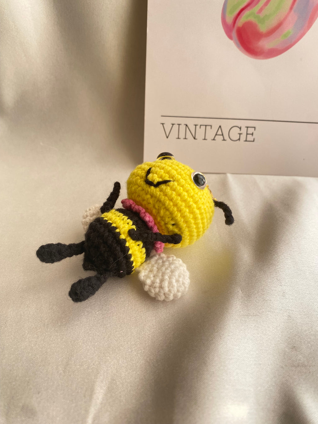 Pembe Detaylı Arı Anahtarlık