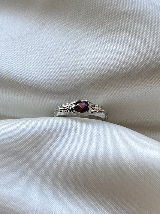 Kalp Detaylı Çelik Yüzük