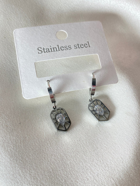 Taş Detaylı Çelik Küpe