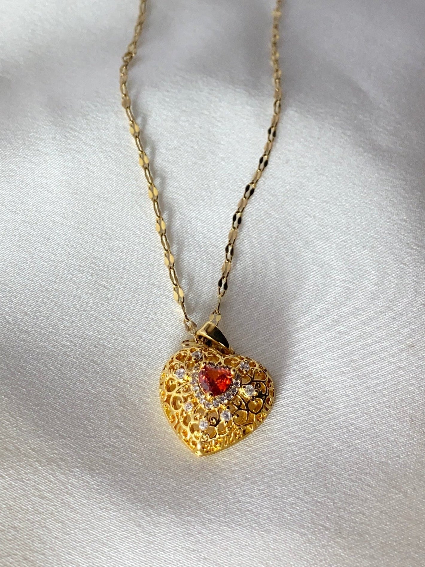 Kırmızı Kalp Detaylı Çelik Kolye