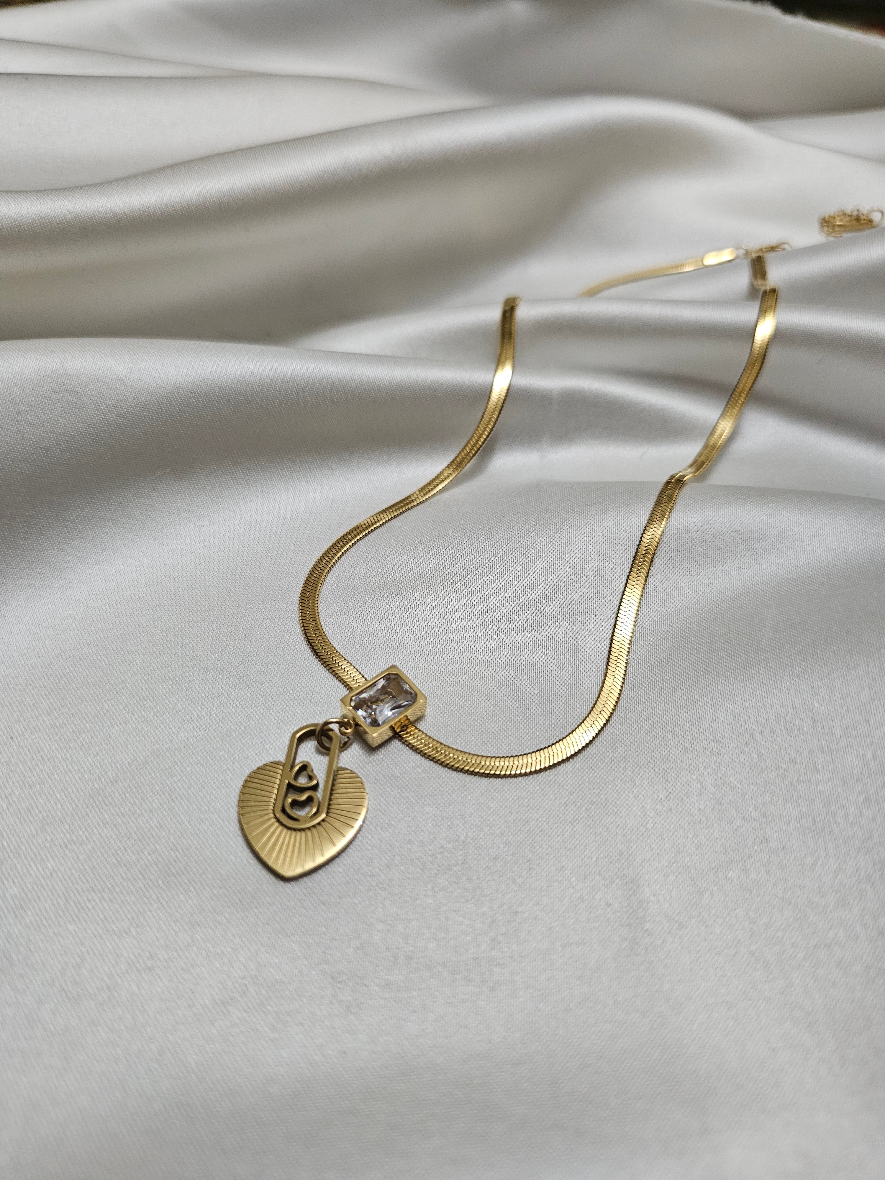 Kalp ve Taşlı Çelik Gold Kolye