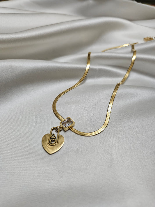 Kalp ve Taşlı Çelik Gold Kolye