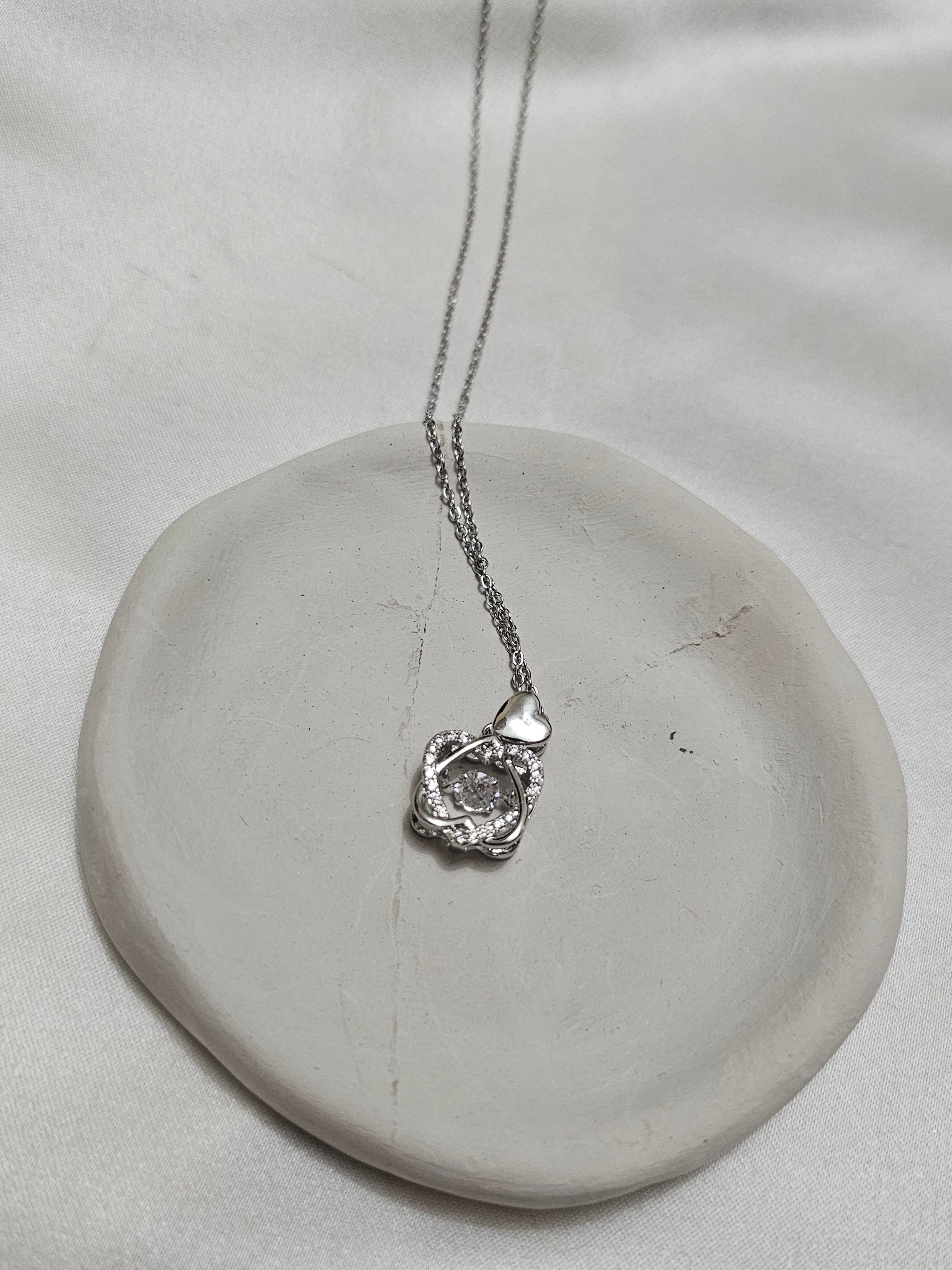 Atom Çekirdeği Silver Kalpli Çelik Kolye